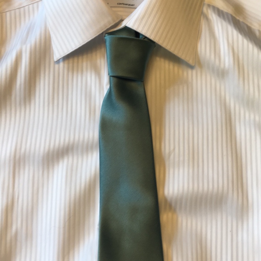 Le Chateau green new tie.